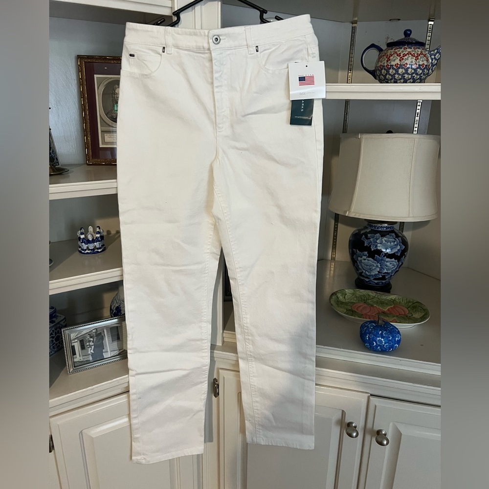 NWT Garfield and Maria straight leg white denim jeans.